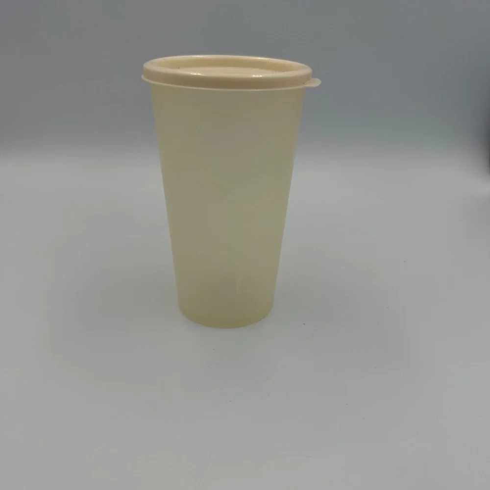 Vintage Rubbermaid Servin Saver Almond Cream Plastic Tumbler with Lid 3926 4